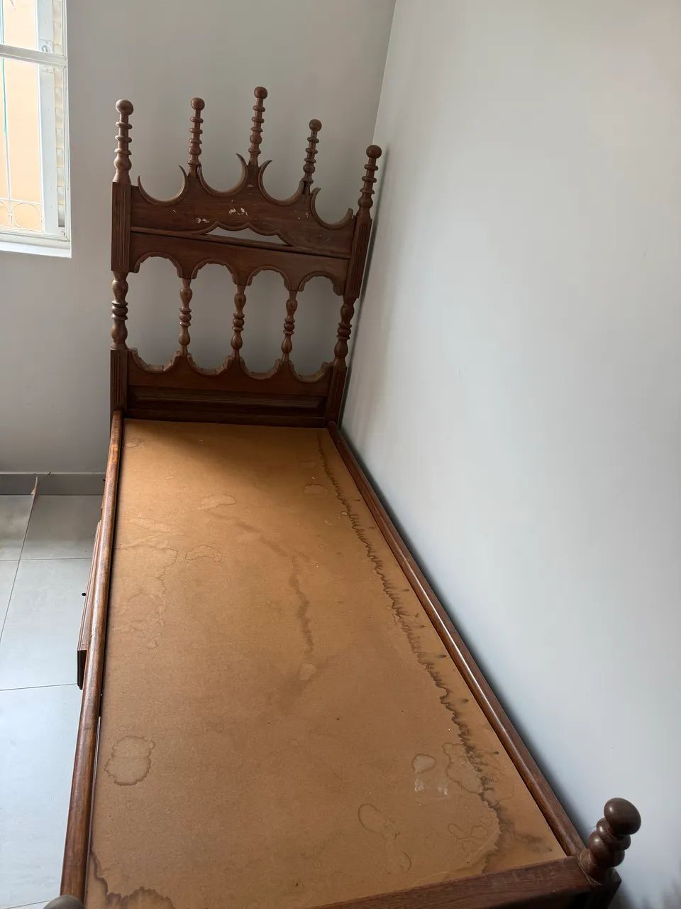 Cama em sucupira de solteiro com gavetas 