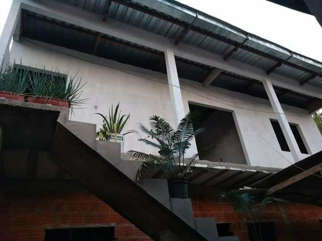 Casa, dois apartamentos e laje em construção