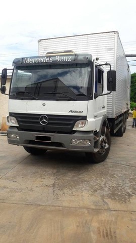 MB ATEGO 2425  6X2  BAÚ 2011