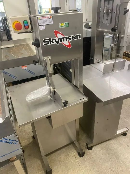 Serra de fita para carnes, peixes - média marca skymsen inox - motor 1,5cv  - Foto 2