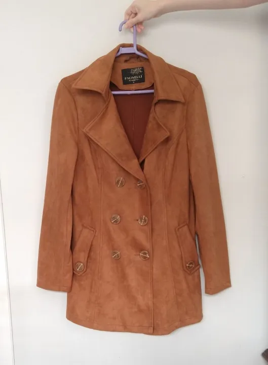 casaco caramelo botões gola italiana suede sintético inverno meia estação