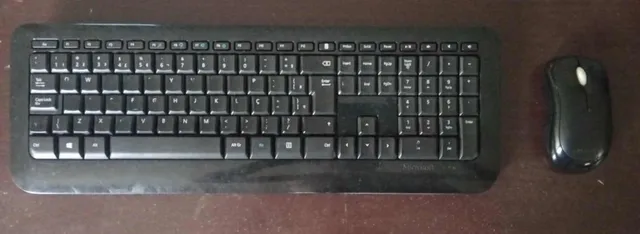 Kit de teclado e mouse gamer sem fio Microsoft Wireless Comfort Desktop  5050 Português Brasil de cor preto