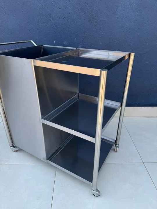 Carrinho inox com lixeira e prateleiras. - Foto 3