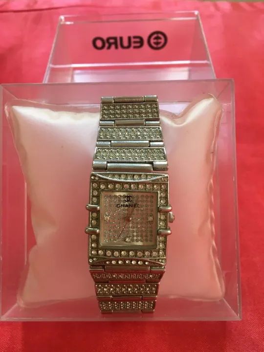 lindo relógio prateado com strass em perfeito estado, pouquíssimo usado