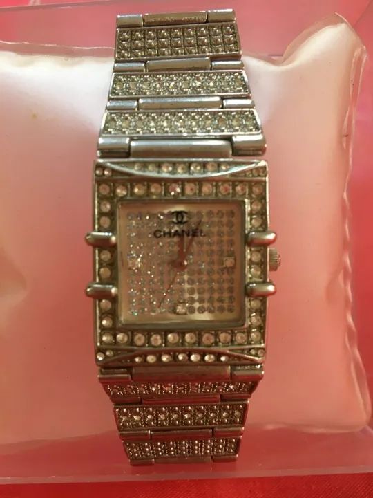 lindo relógio prateado com strass em perfeito estado, pouquíssimo usado - Foto 2