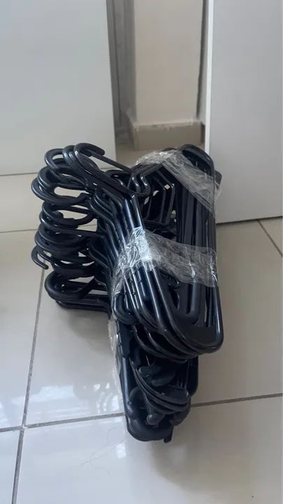 32 cabides pretos  - Foto 2