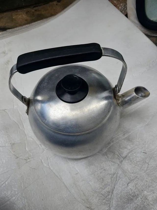 Antiguidade chaleira panela antiga conservada