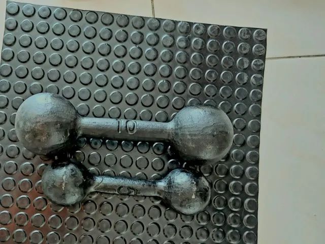 Halter pintados de 5kg e 10kg treino intenso