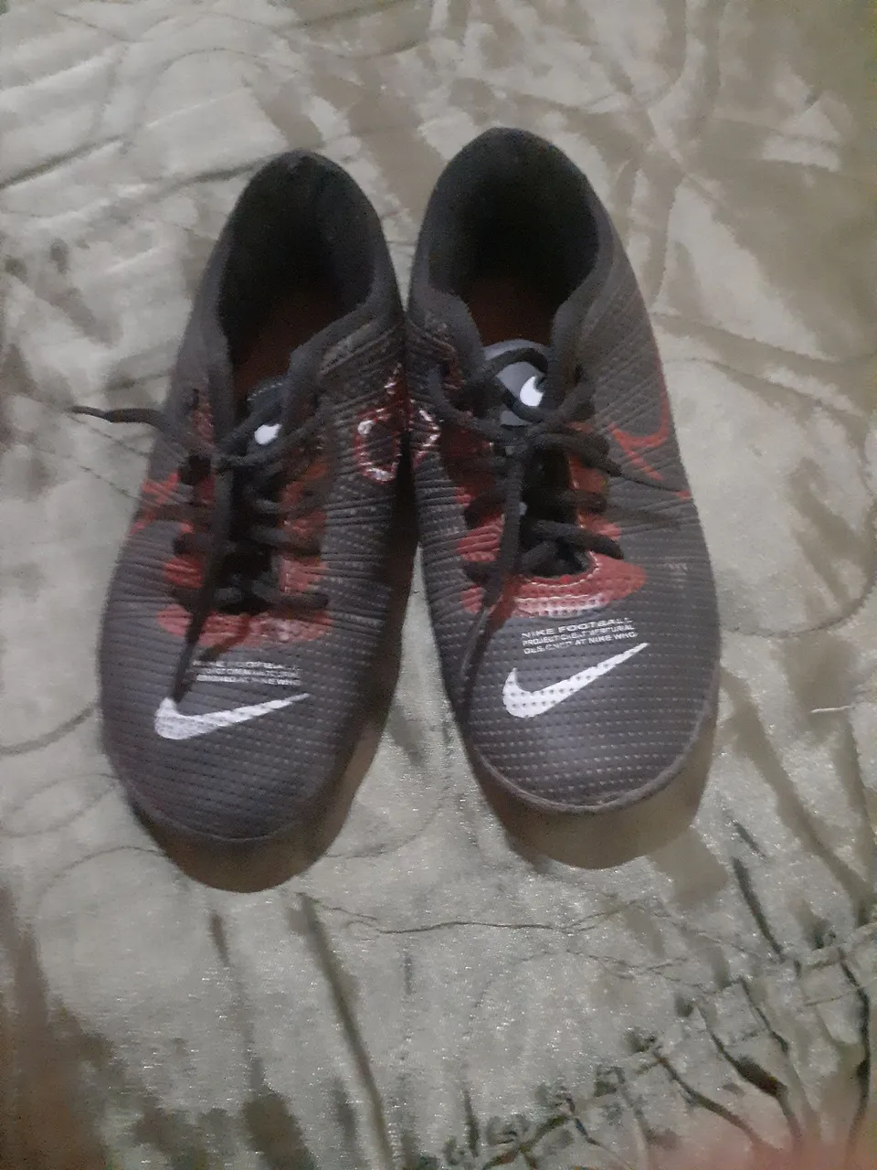 Chuteiras Nike - Detalhes em Vermelho