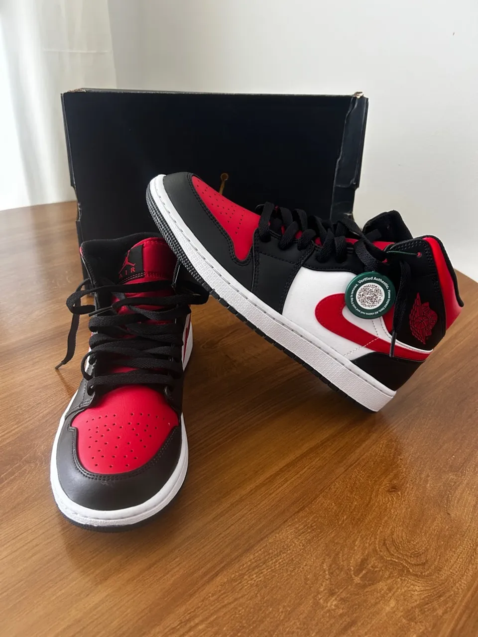 Air Jordan 1 Mid - Black/Red/White