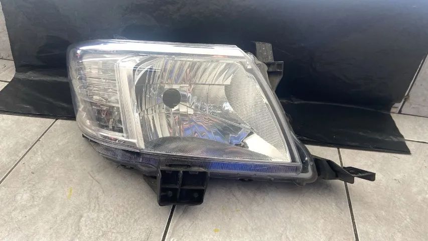 Farol Hilux Sr/Srv 12/15 Mascara Cromada LD, Original Recuerado.