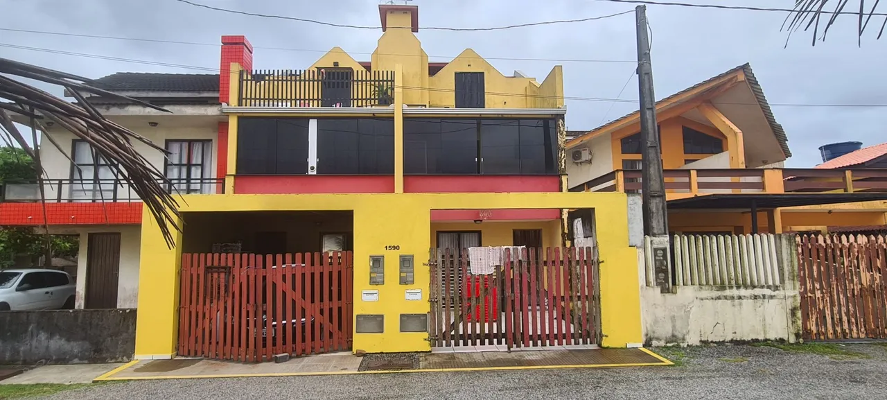 Sobrado germinado de frente mar