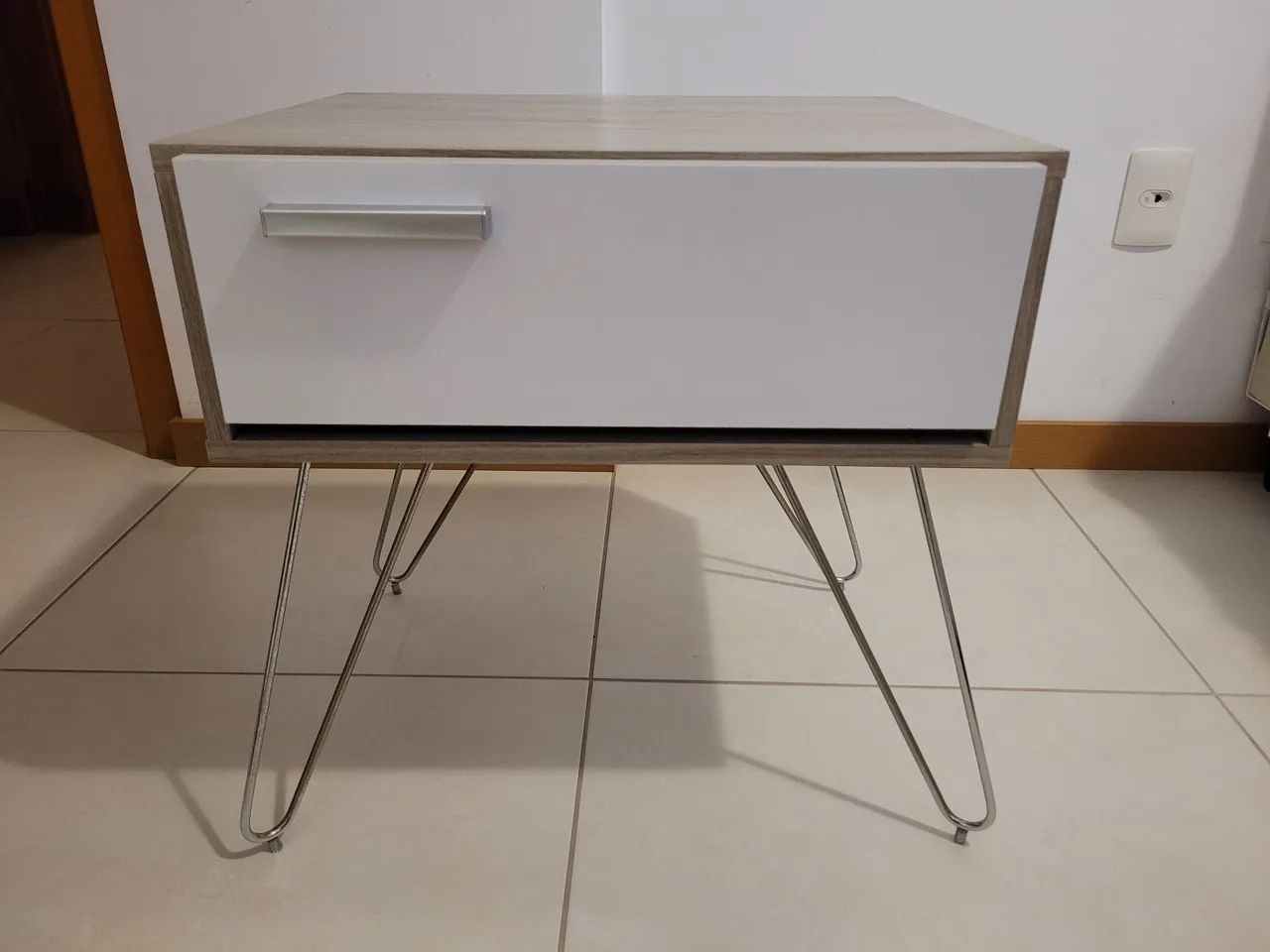 Mesa de cabeceira com gaveta e pés palito - Foto 2