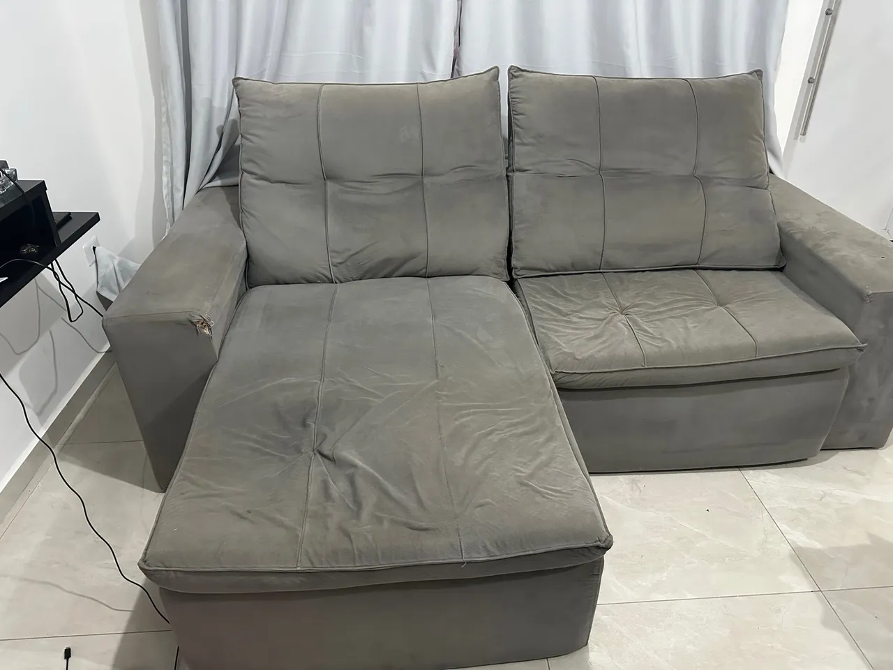 Sofá Chaise Cinza Confortável e Espaçoso