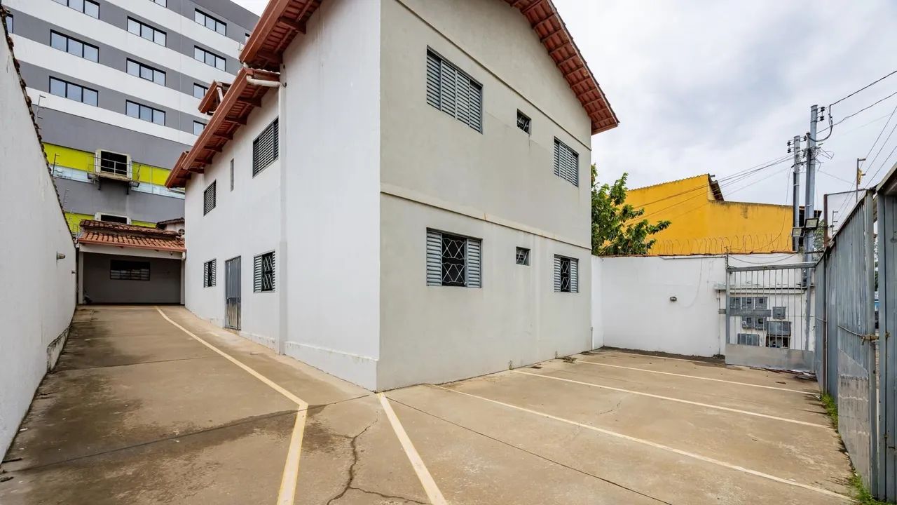 Casa comercial com 334 m2 de construção e 360 m2 de terreno no Setor Norte Ferro
