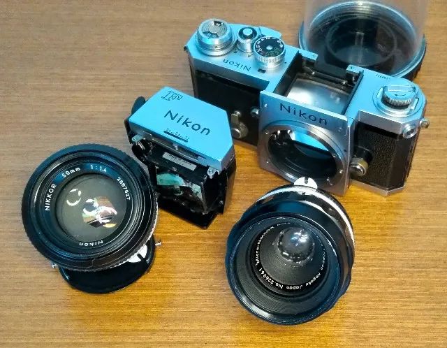 Camera Nikon F com Lente Micro-NIKKOR 55mm f/3.5 (com fungos) e NIKKOR 50mm f/1.4 Perfeita