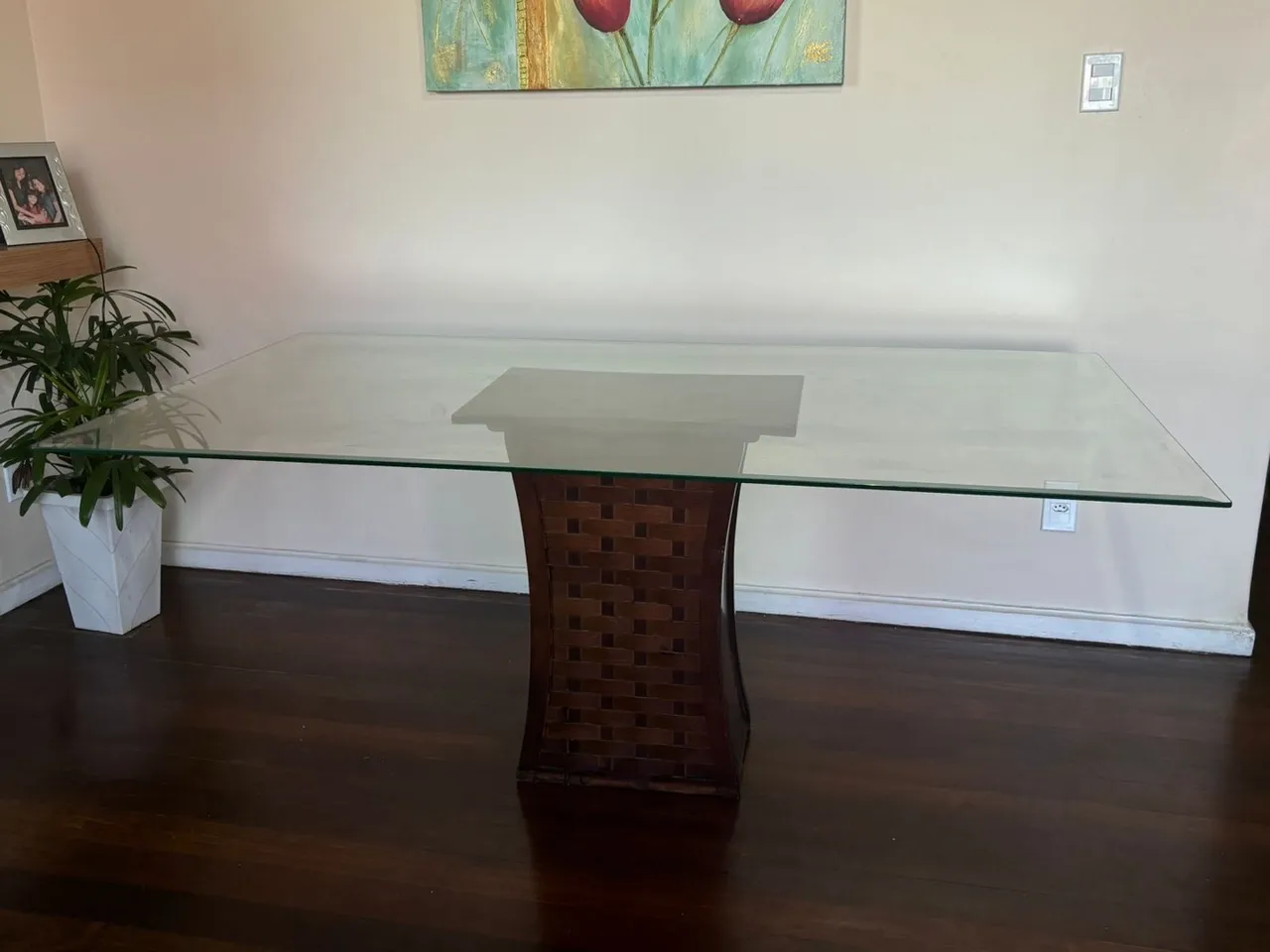 Mesa de jantar de vidro com base em madeira sem cadeiras
