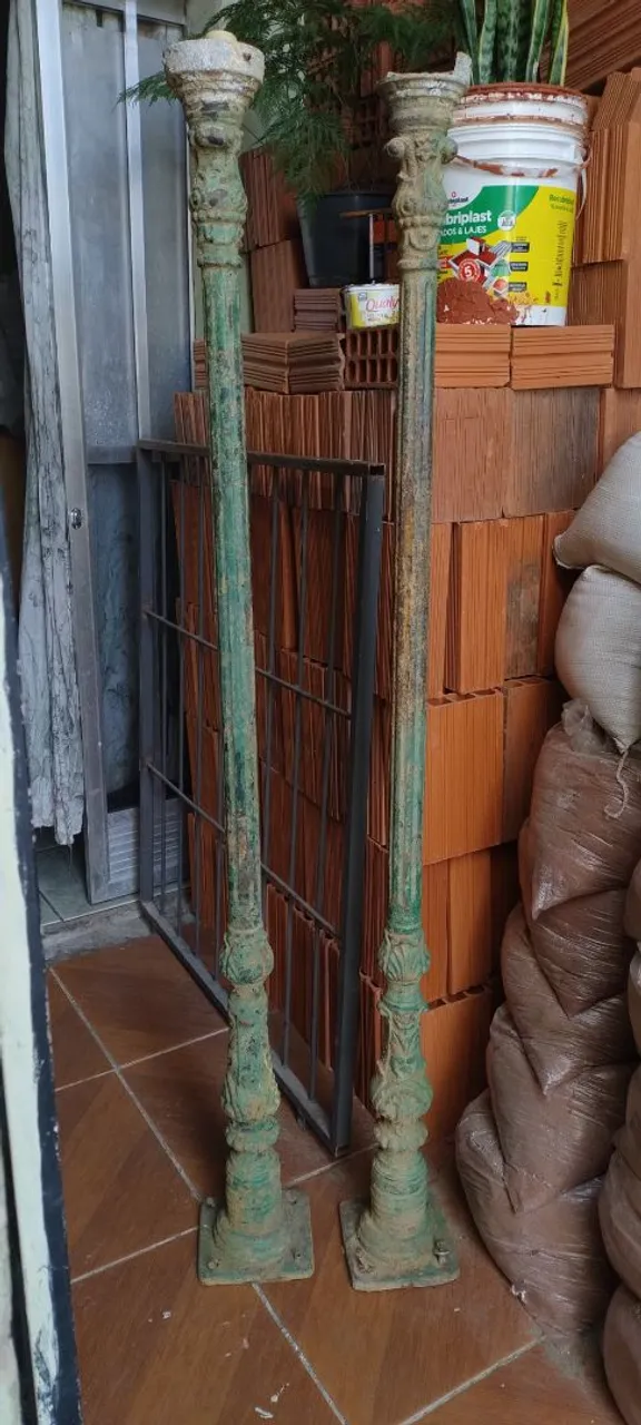 Colunas decorativas antigas em ferro com 1,70 de altura