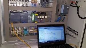 Programação de CLPs e robôs industriais