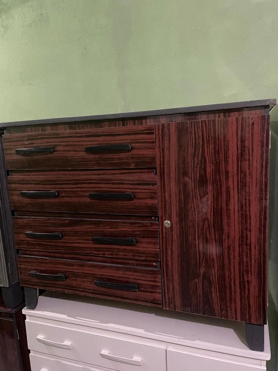 Armário/Cômoda com 4 gavetas e porta