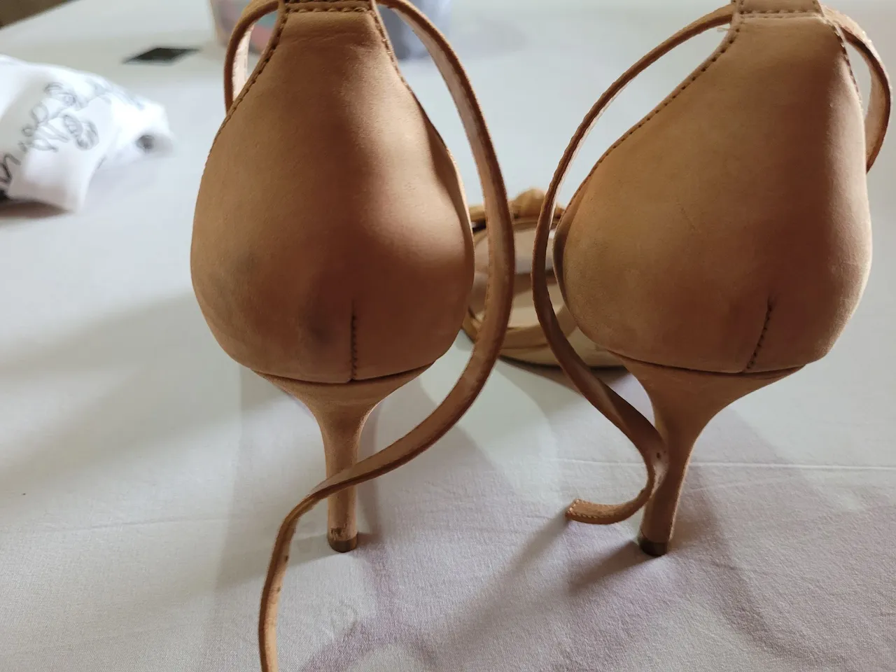 Sandália Salto Fino Bege - Elegância e Estilo
