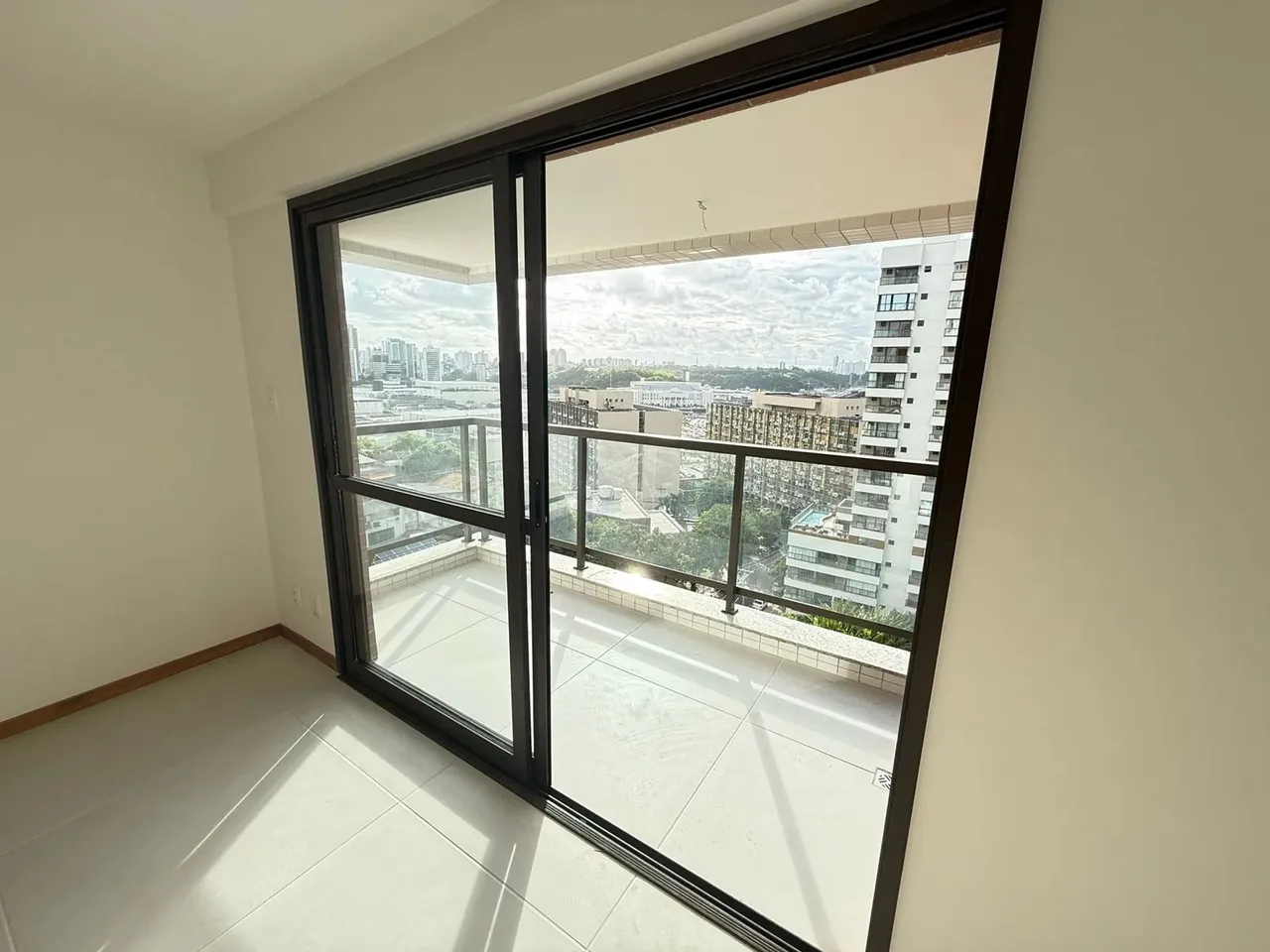 Quarto e Sala com Varanda à Venda no Facility View Caminho das Árvores | Andar Alto | 24m