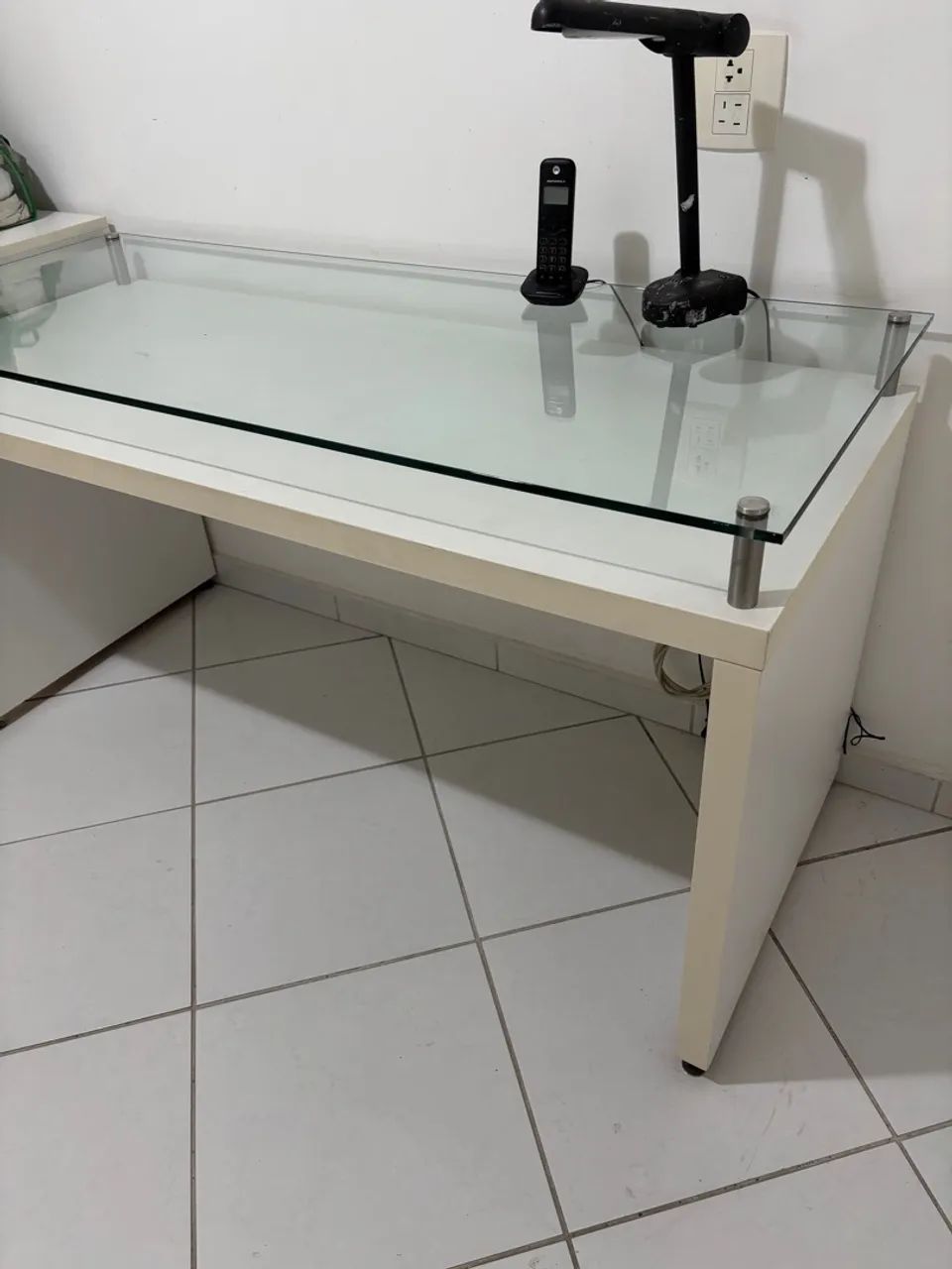 Escrivaninha com Tampo de Vidro e Design Moderno - Foto 2