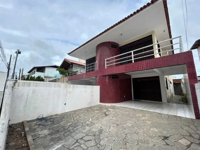 ALUGA-SE CASA NO BESSA 100 METROS DO MAR
