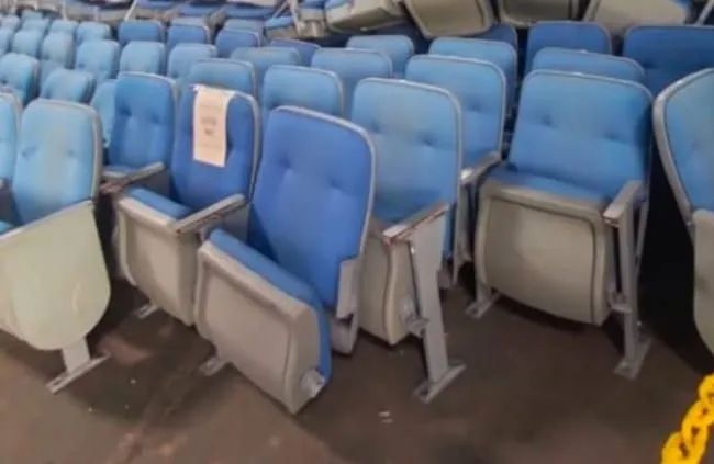 Poltronas de auditório e igreja 