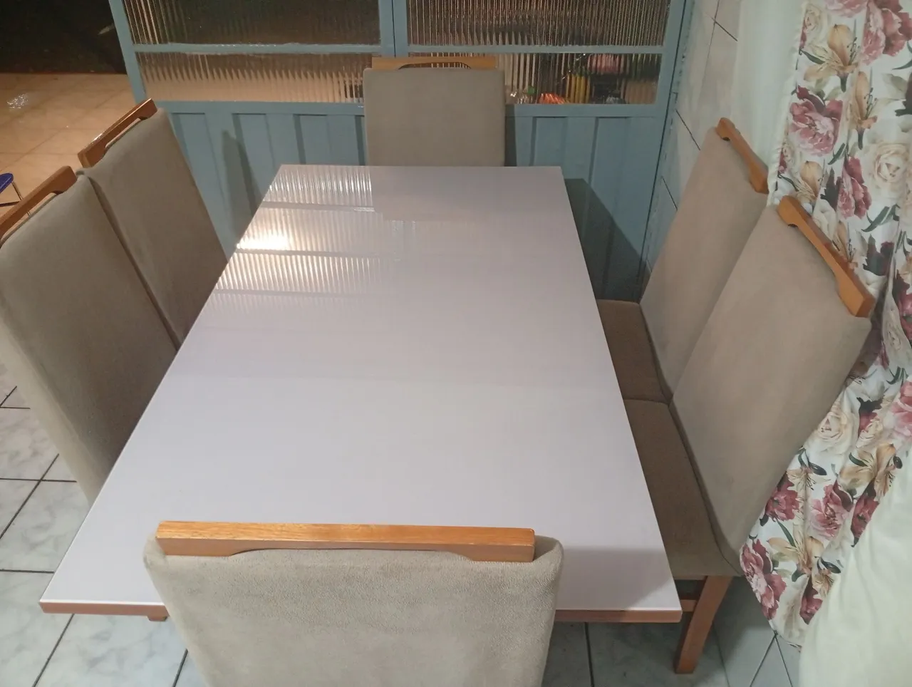 Mesa de Jantar com 6 Cadeiras Estofadas