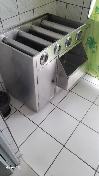 Mesa de inox com dispense de copos e porta gelo