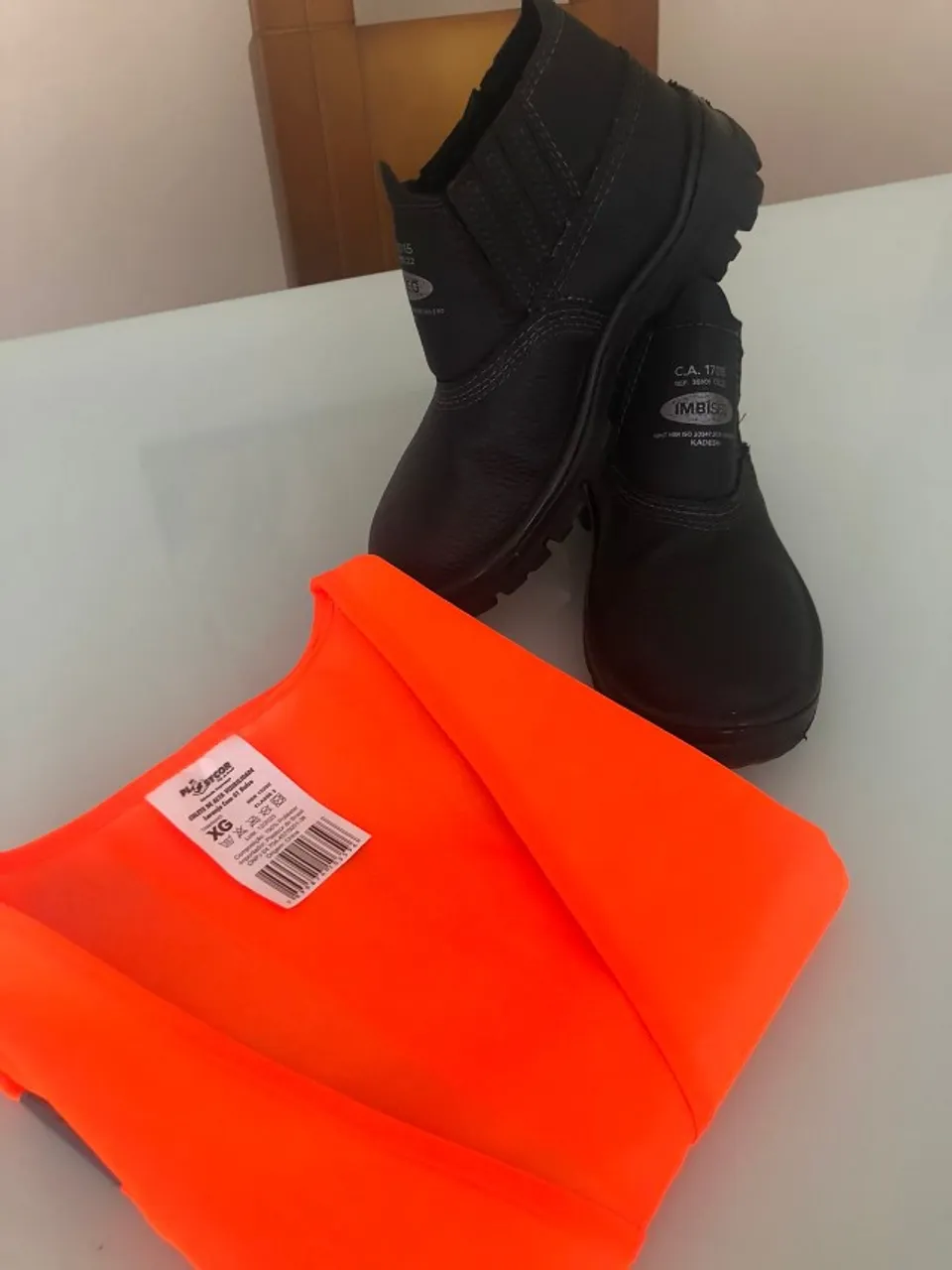 Bota tamanho 37 e colete refletivo