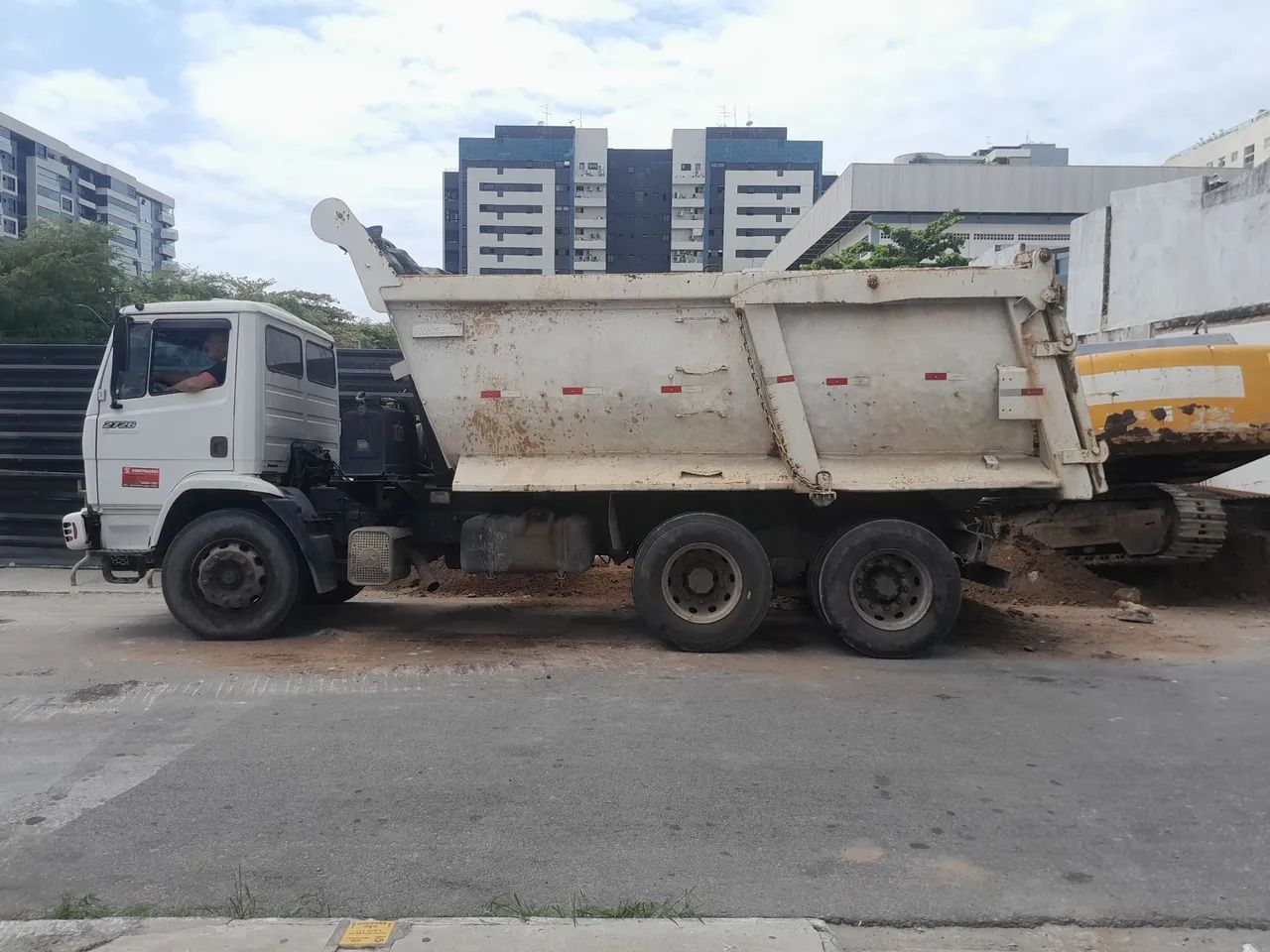 Caminhão Caçamba Mercedes-Benz 2726