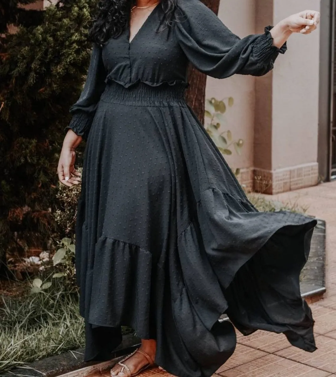 Vestido longo preto com detalhes e fluidez