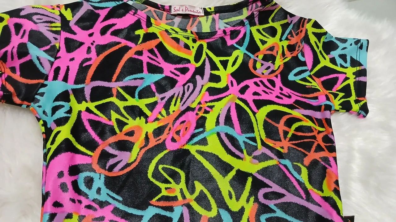 Blusa curta colorida manga curta 