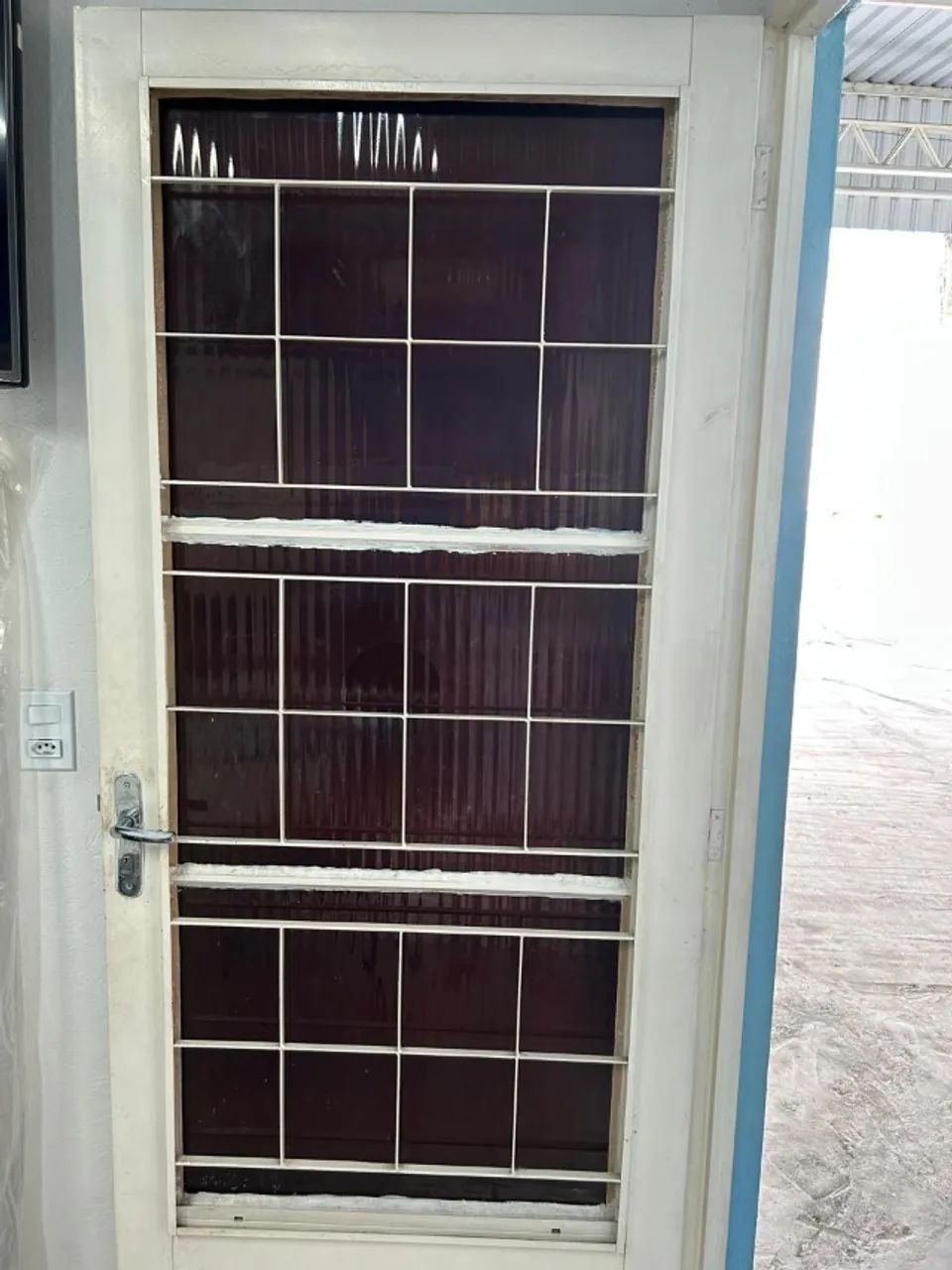 PORTA DE AÇO COM GRADE E VIDRO