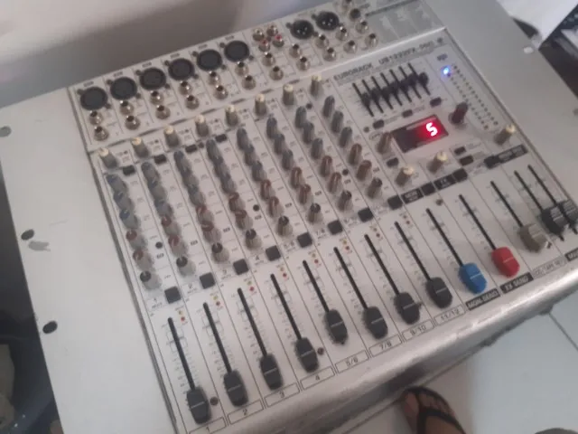 Mesa som behringer UB1222 FX PRO