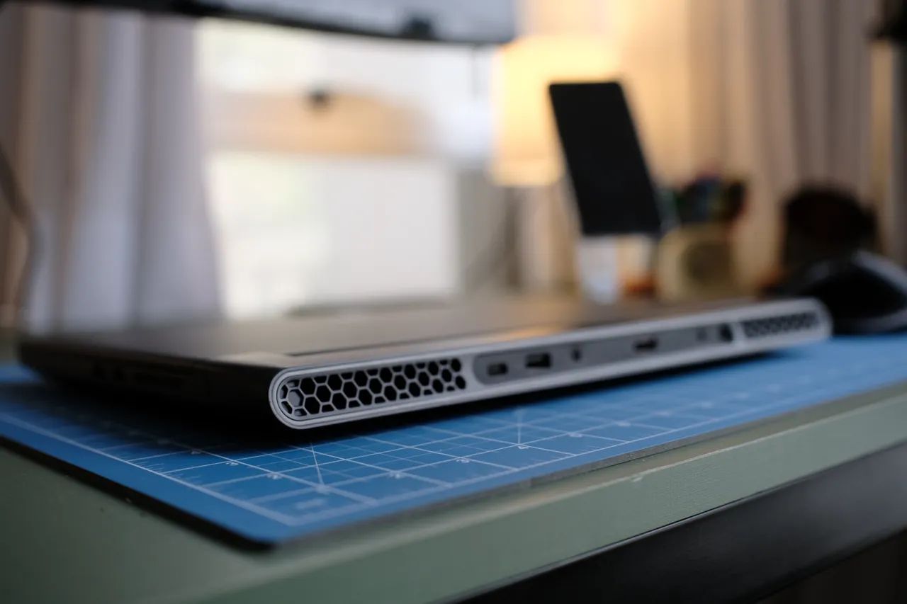 Notebook Alienware M15 R7 - i7 12700H / RTX 3060 / 16GB DDR5 / 1TB NVMe / QHD 240Hz  - Foto 6