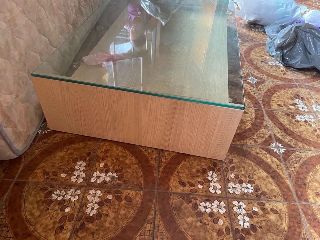 Mesa de centro em madeira com tampo de vidro - Foto 3