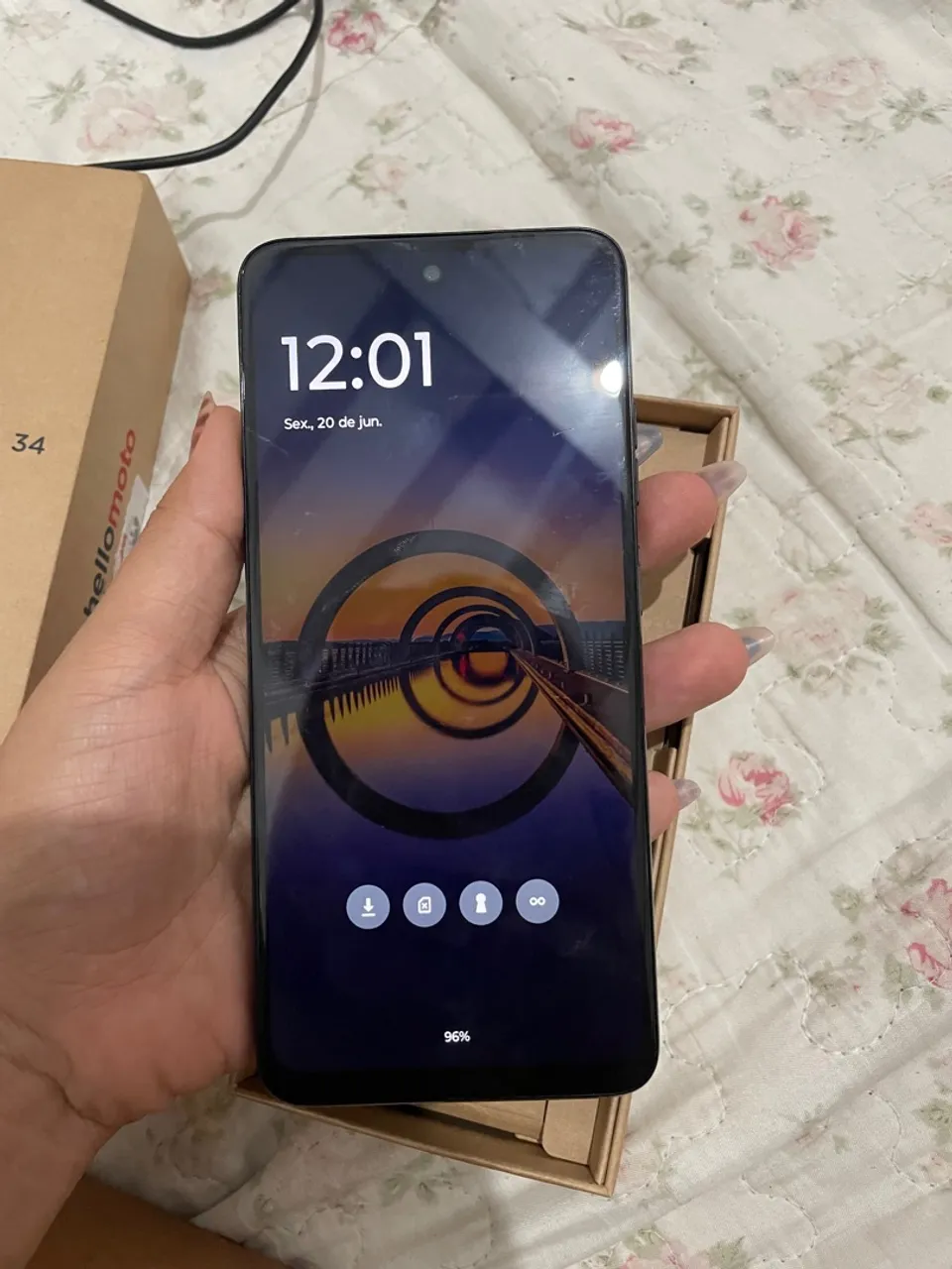 Estou vendendo este celular novo na caixa com carregador original.