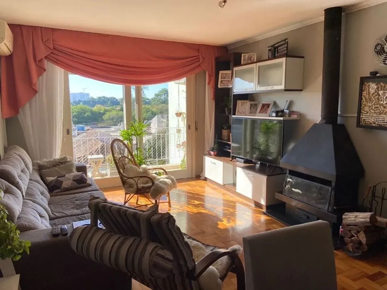Casa com 128m², 3 dorms (1 suíte com hidromassagem), lareira, churrasqueira, vaga coberta 