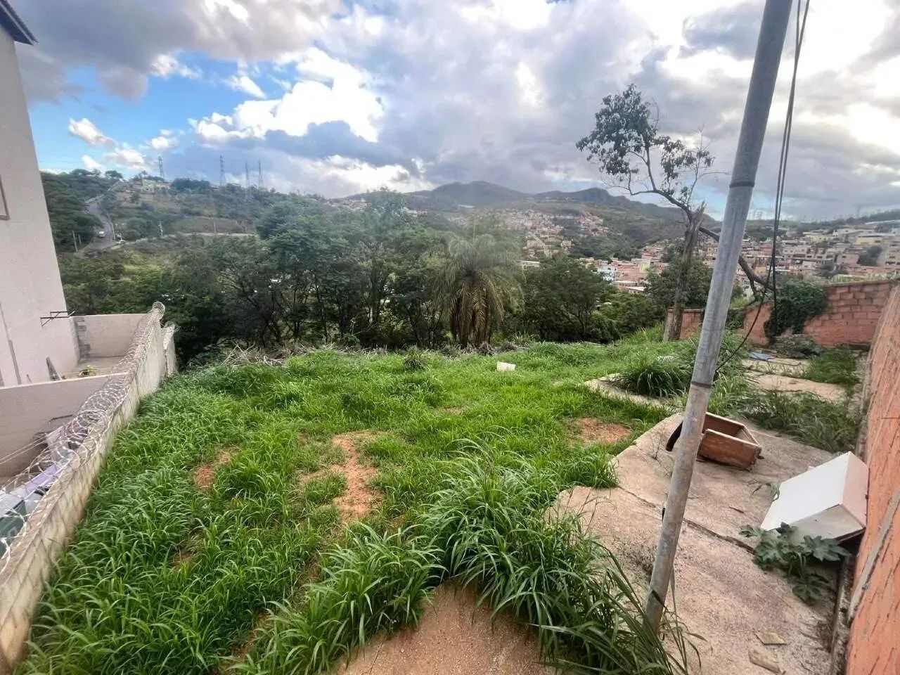 Lote de esquina com aproximadamente 1.221 0 m² com leve declive. - Foto 5
