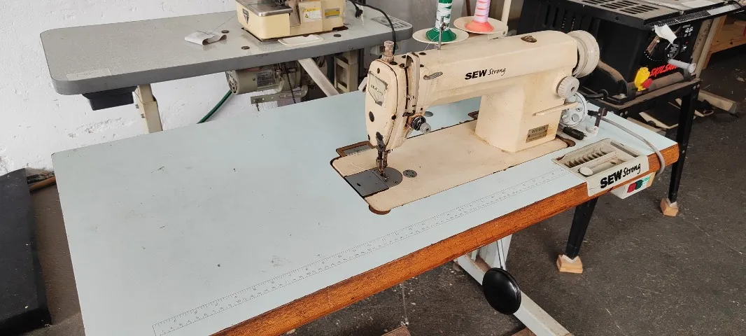 Máquina de costura industrial reta