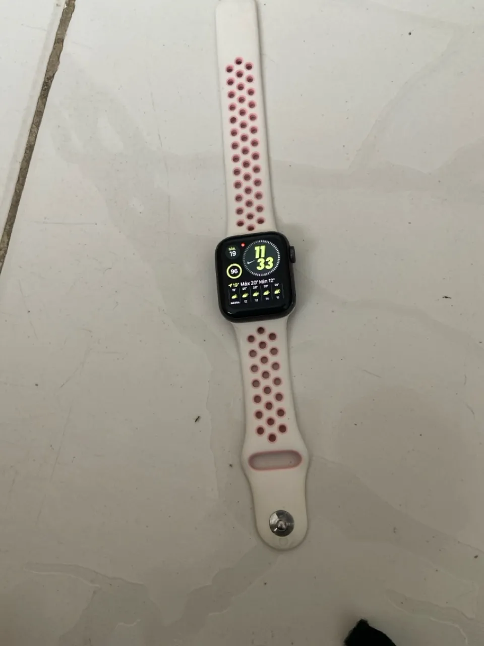 Apple Watch série 4 com pulseira esportiva