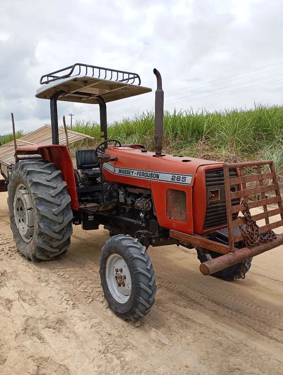 Trator Massey 265, com grade aradora Baldan, ideal para sua atividade no campo 