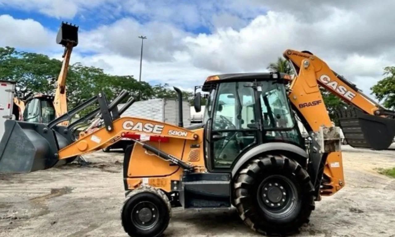 Retroescavadeira case 580n ano 2023