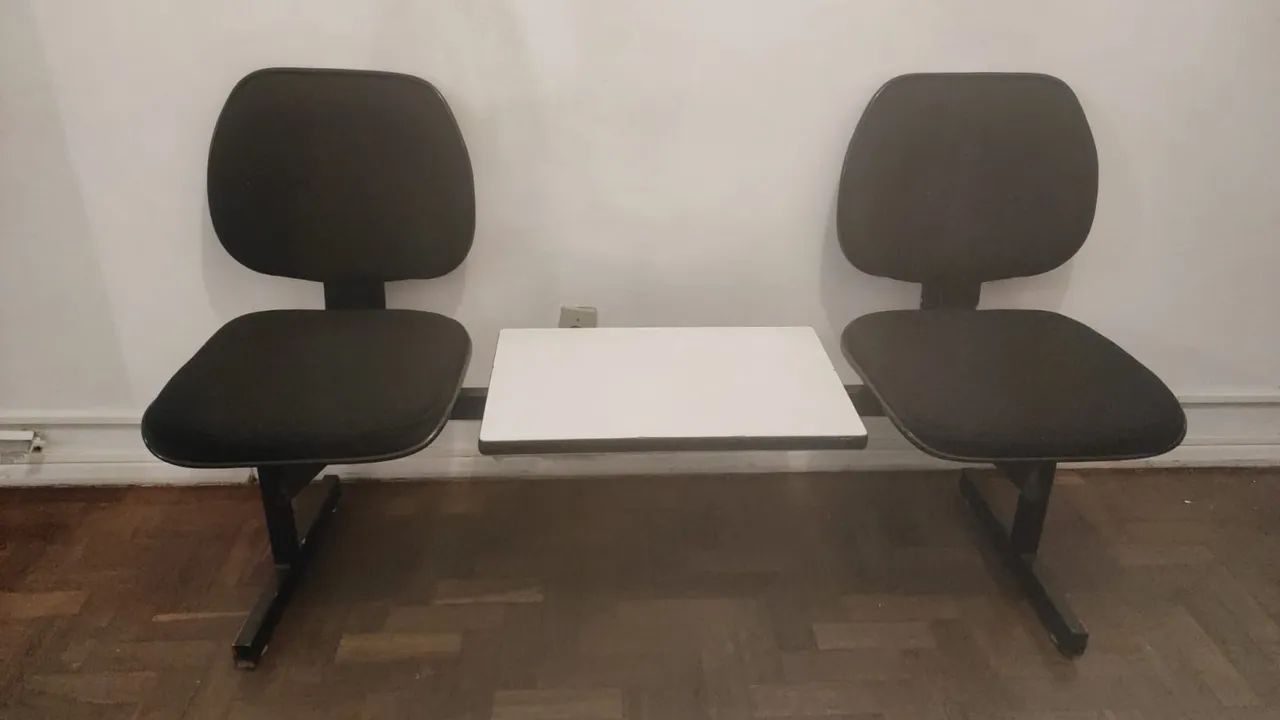 Conjunto de Poltronas com mesa acoplada