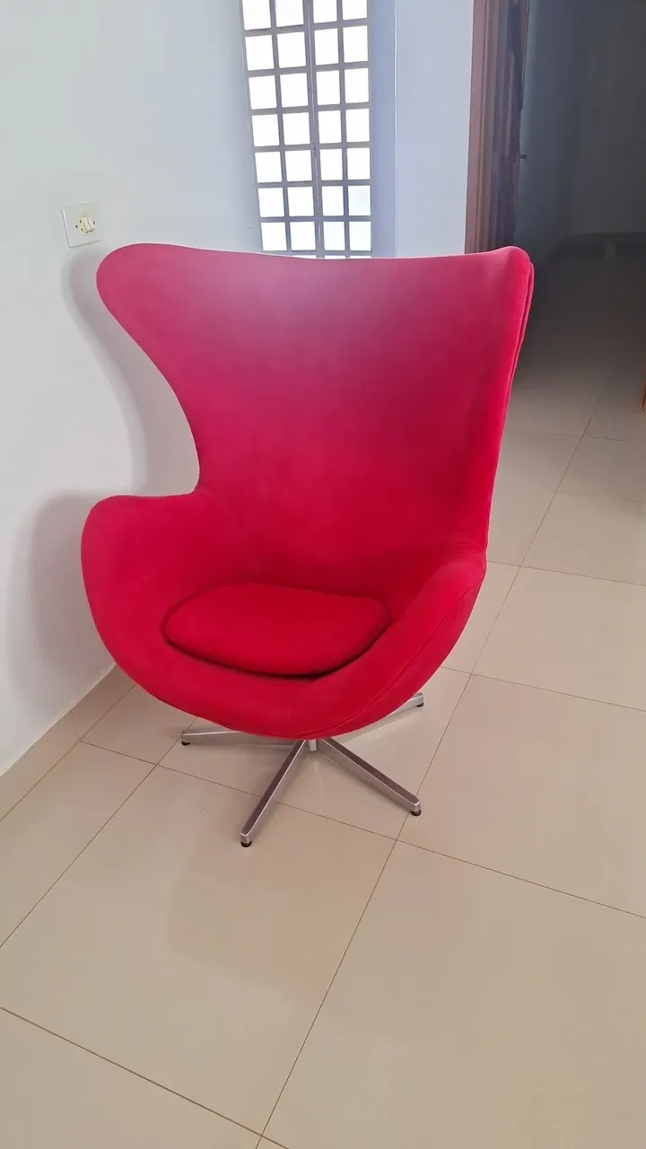 Poltrona Egg Vermelha Giratória - Design Moderno