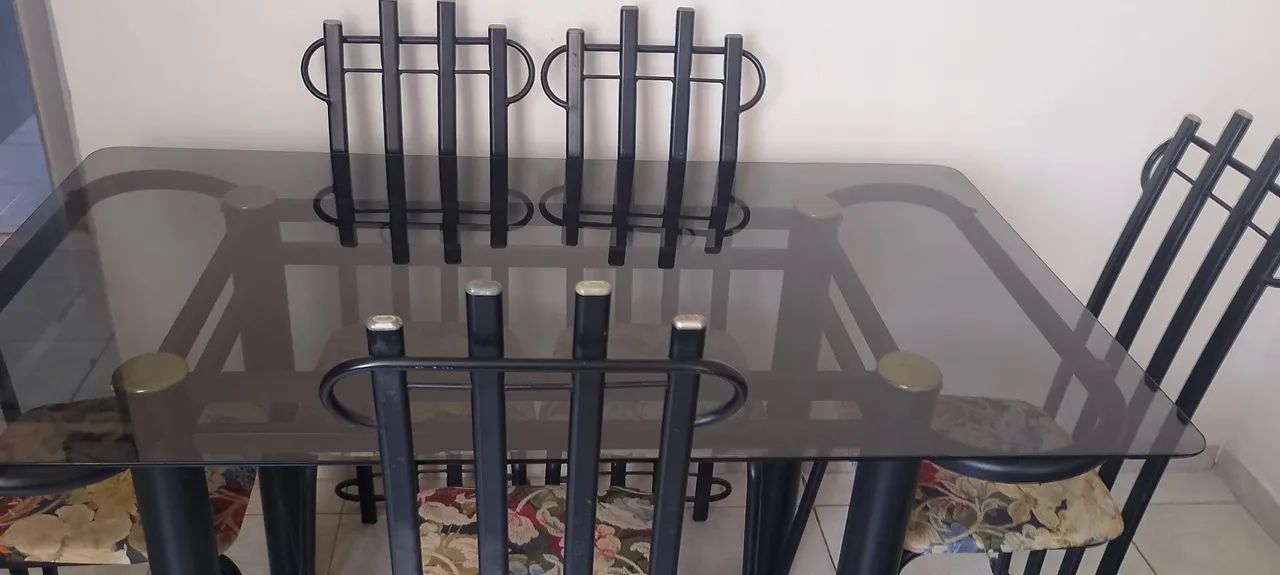 Oportunidade : Mesa tampo de vidro estilo colonial ,vidro fumê temperado com cadeiras  - Foto 2