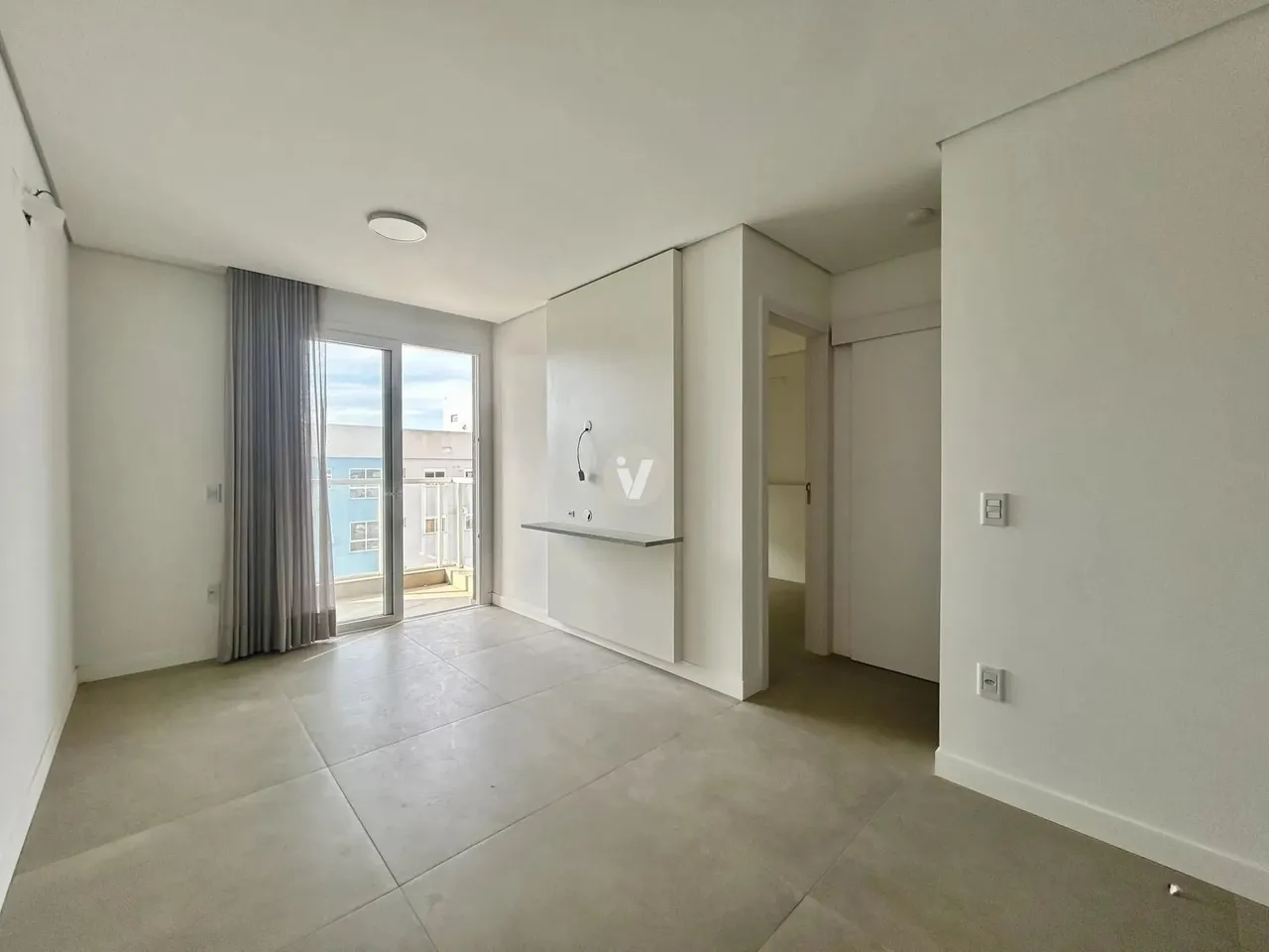 Apartamento semimobiliado 1 dormitório 1 garagem em Camobi.